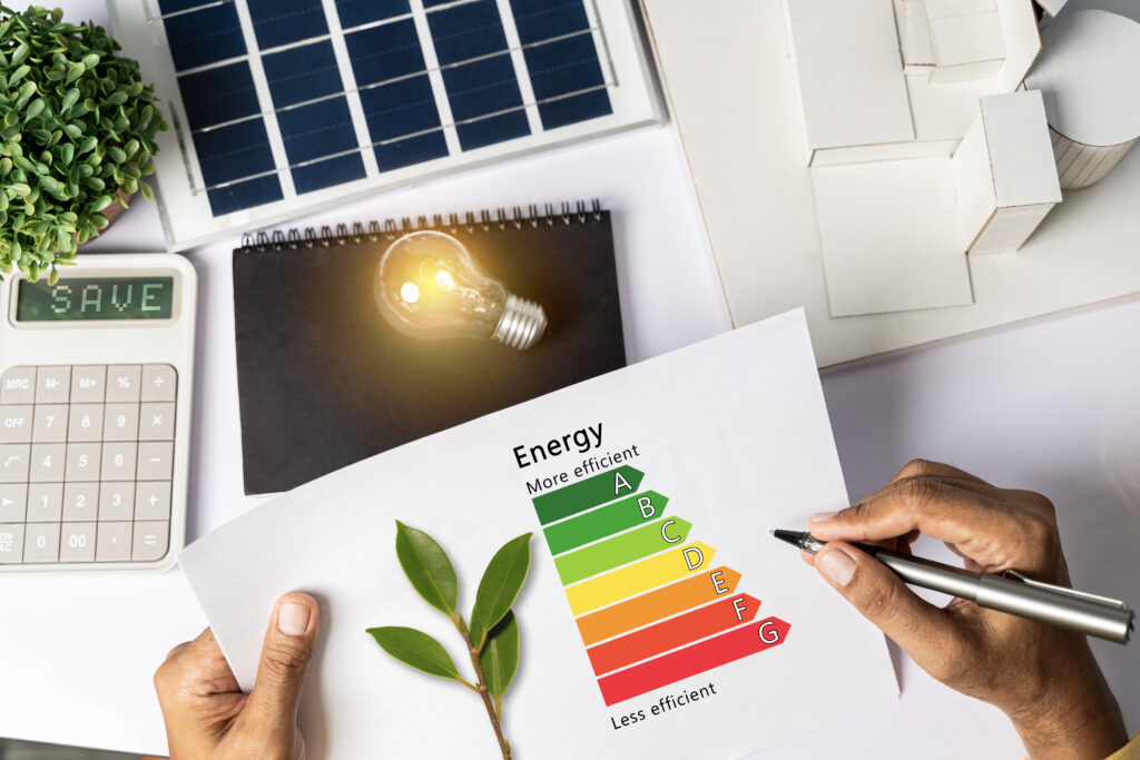 koncepcja-efektywnosci-energetycznej-z-wykresem-poziomu-energii-graficzny-wykres-efektywnosci-energetycznej-z-kalkulatorem-diagramu-domu-panele-sloneczne-biznesmen-planujacy-zuzycie-energii